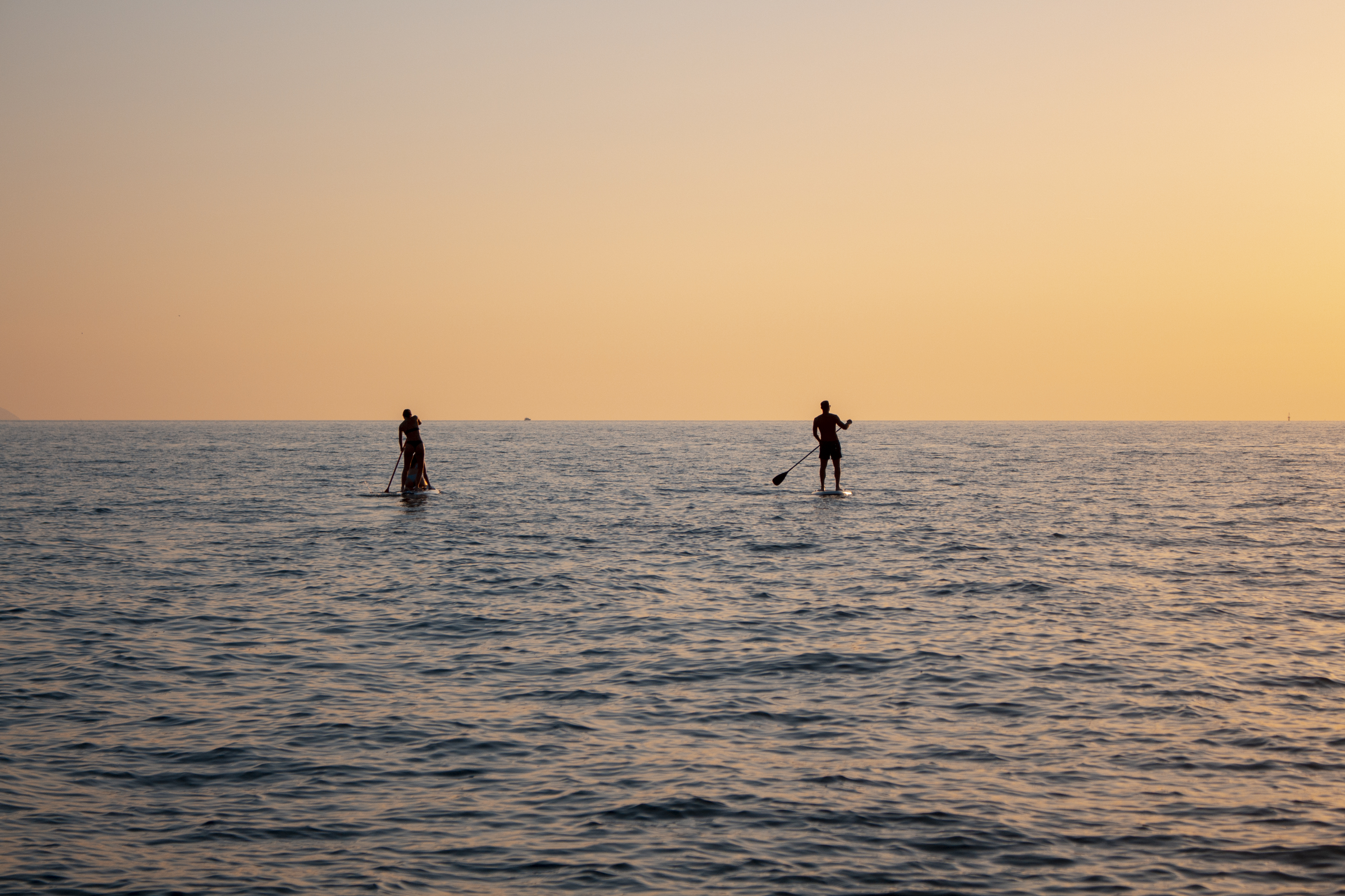 Gruppo in SUP in mezzo al mare durante il SUP'N CHILL